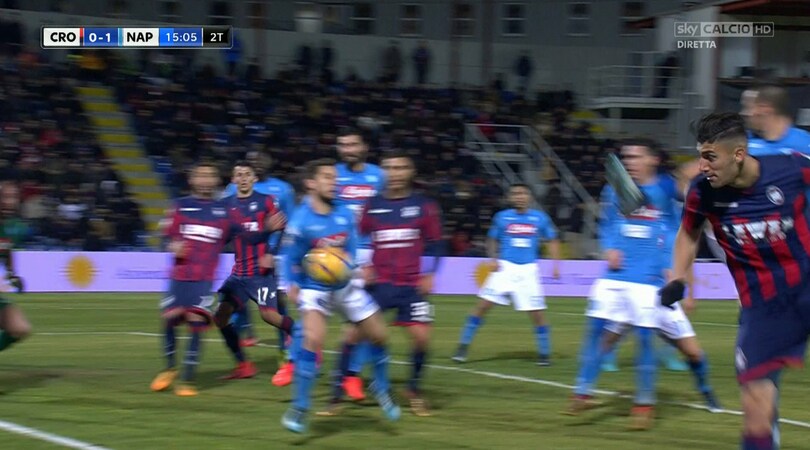 Moviola Crotone-Napoli: Mertens, braccio vicino al corpo