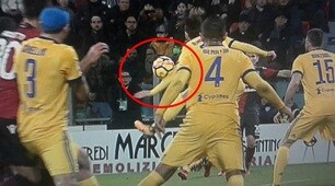 Mano in area di Bernardeschi, niente rigore: Cagliari furioso