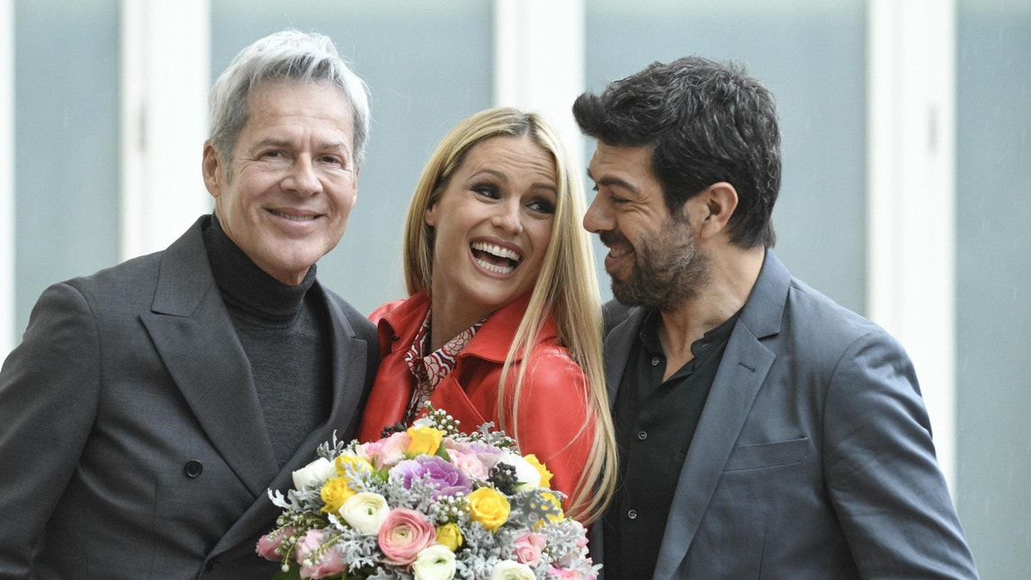 Sanremo, Michelle Hunziker e Favino accanto a Claudio Baglioni