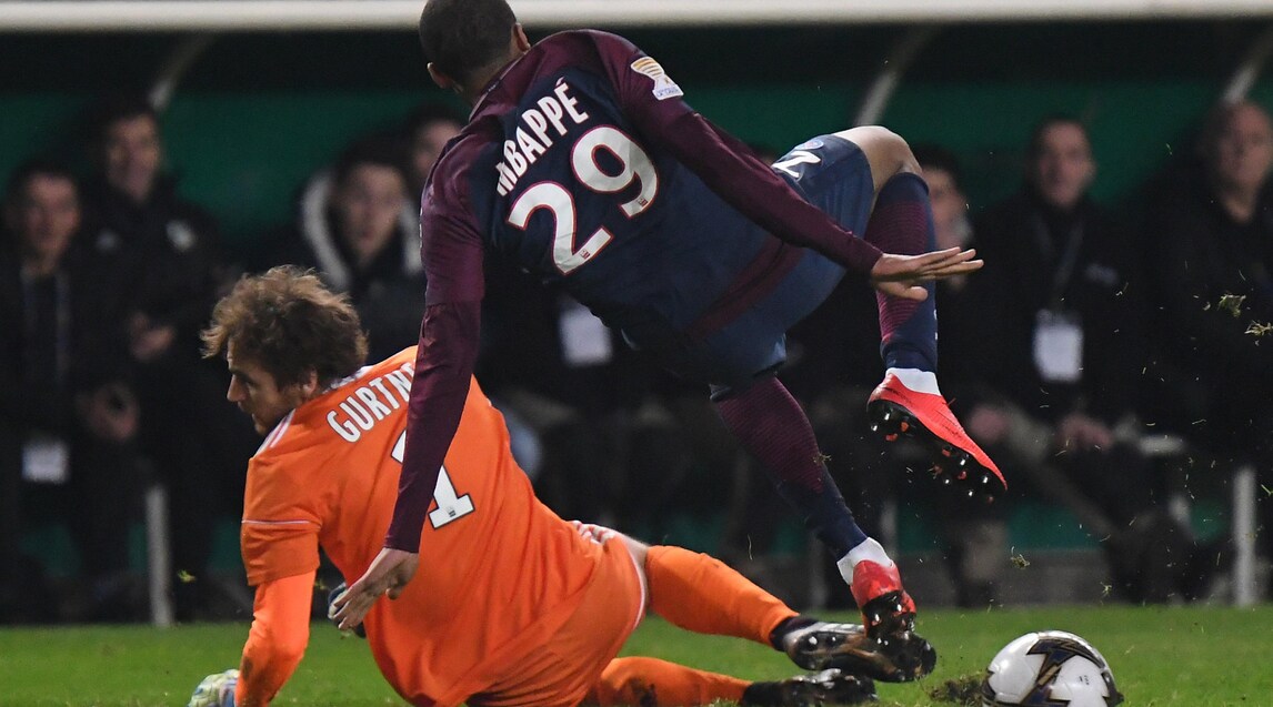 Amiens-Psg, rosso a Gurtner: entrata killer su Mbappé