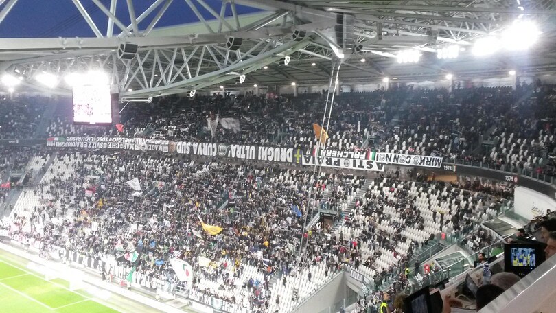 I Tifosi Che Stanno In Curva Allo Stadio