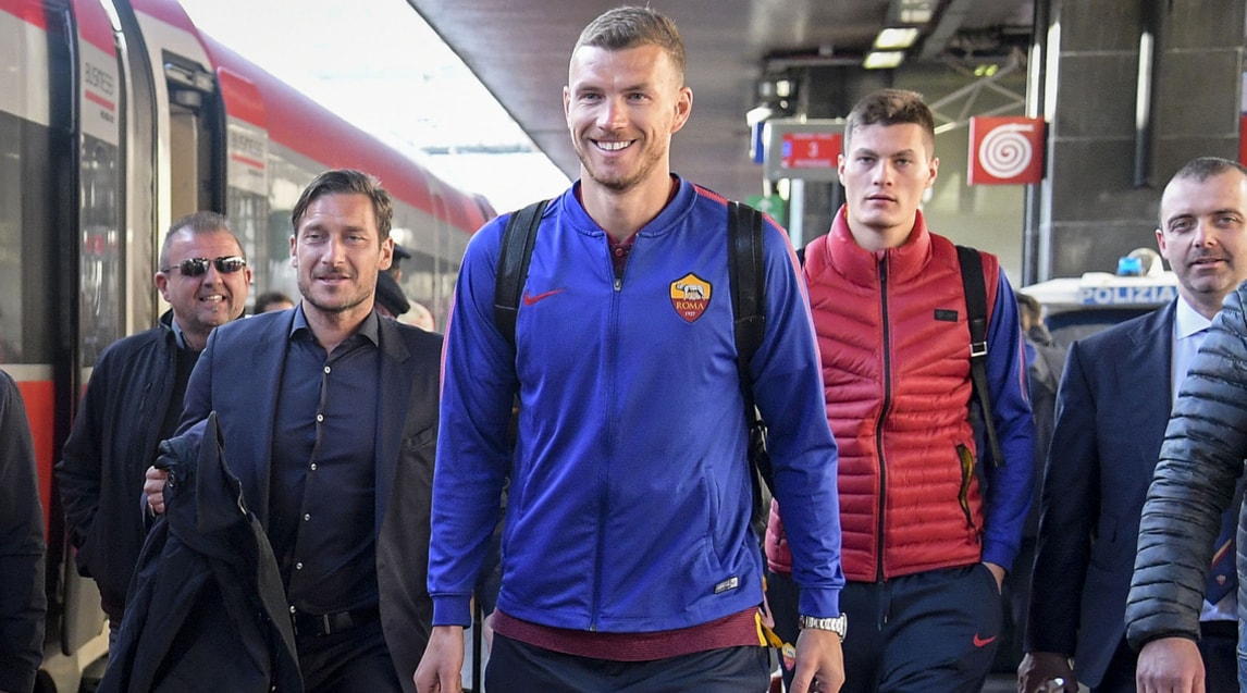 La Roma parte in treno per Milano: Totti scherza con Dzeko