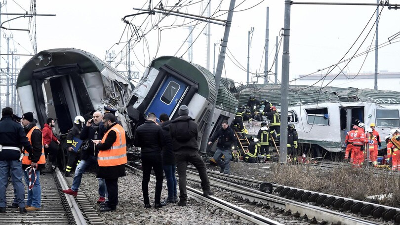 Treno deraglia nel milanese: tre morti e cinque feriti gravi