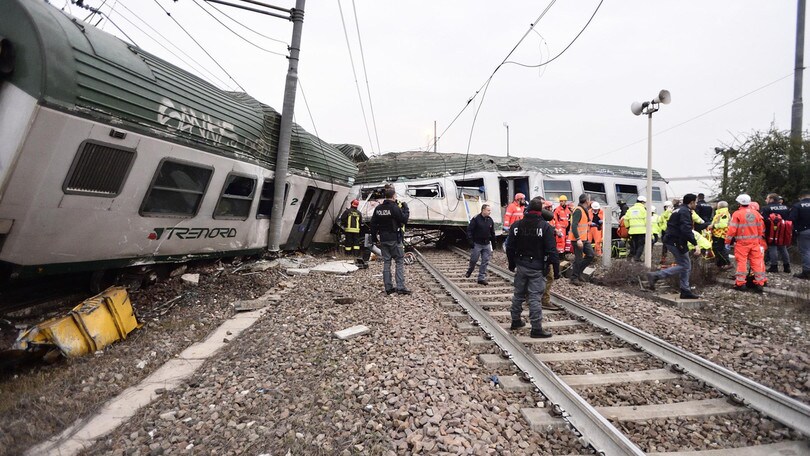 Treno deraglia nel milanese: tre morti e cinque feriti gravi