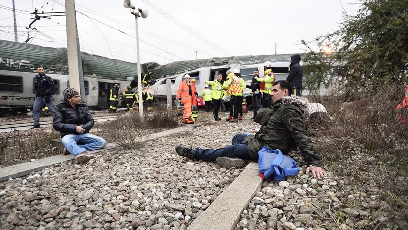 Treno deraglia nel milanese: tre morti e cinque feriti gravi