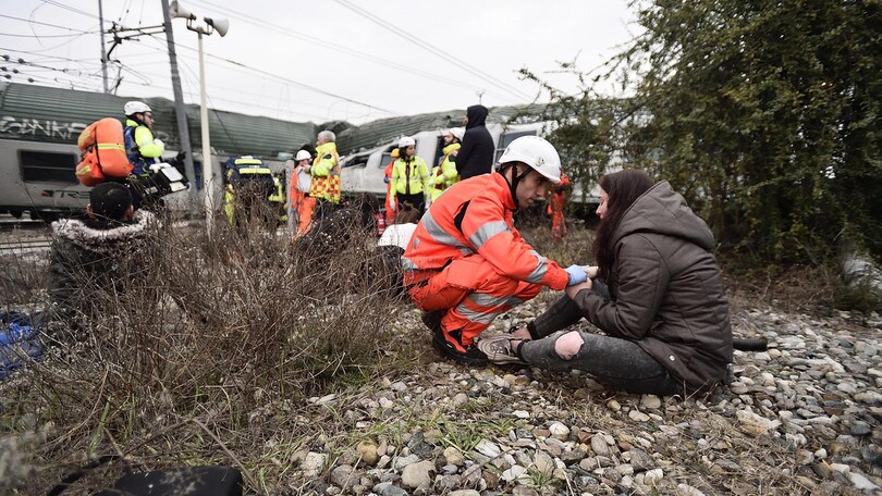 Treno deraglia nel milanese: tre morti e cinque feriti gravi