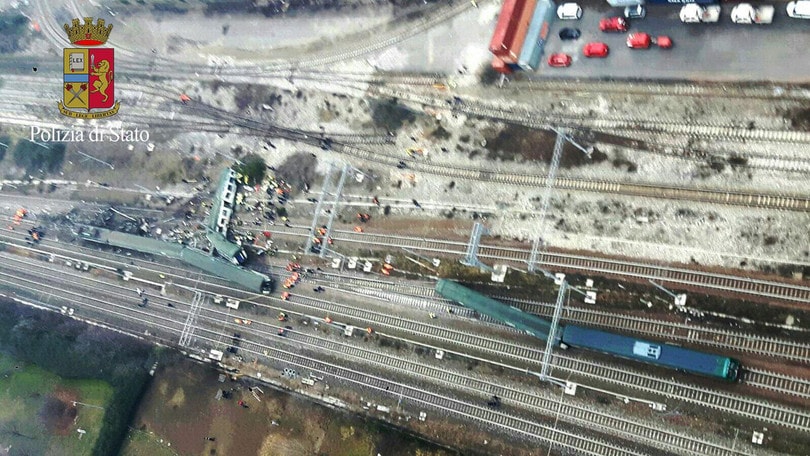 Treno deraglia nel milanese: tre morti e cinque feriti gravi