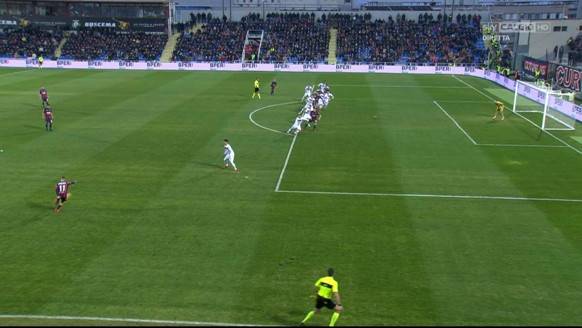 Crotone-Cagliari, tre episodi dubbi per Tagliavento