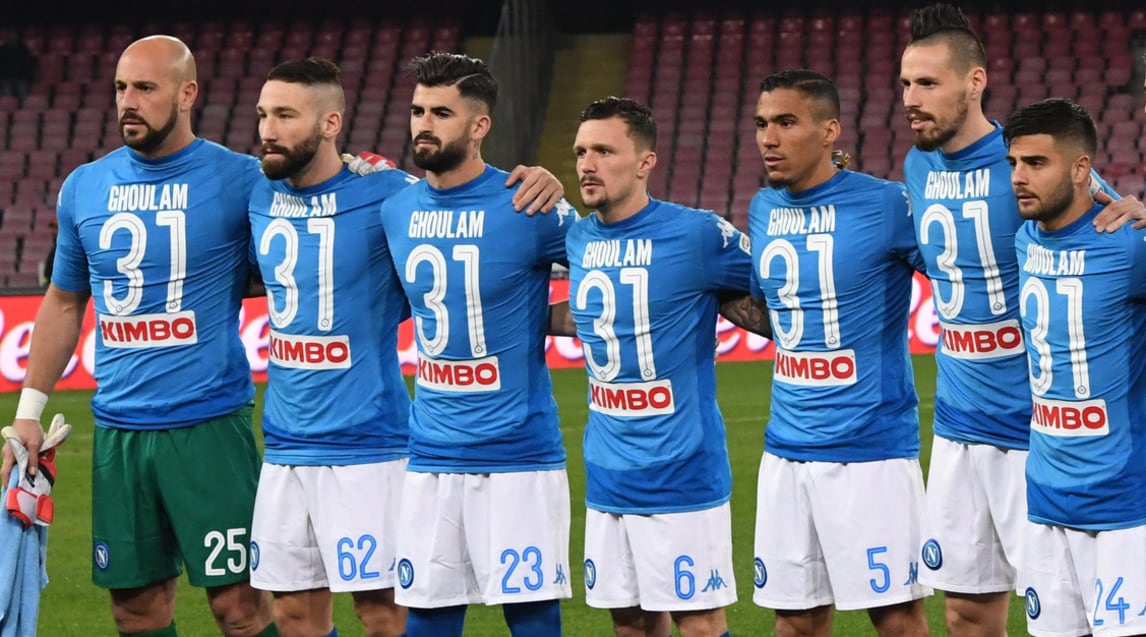 Napoli-Lazio, azzurri in campo con la maglia di Ghoulam: «Siete straordinari»
