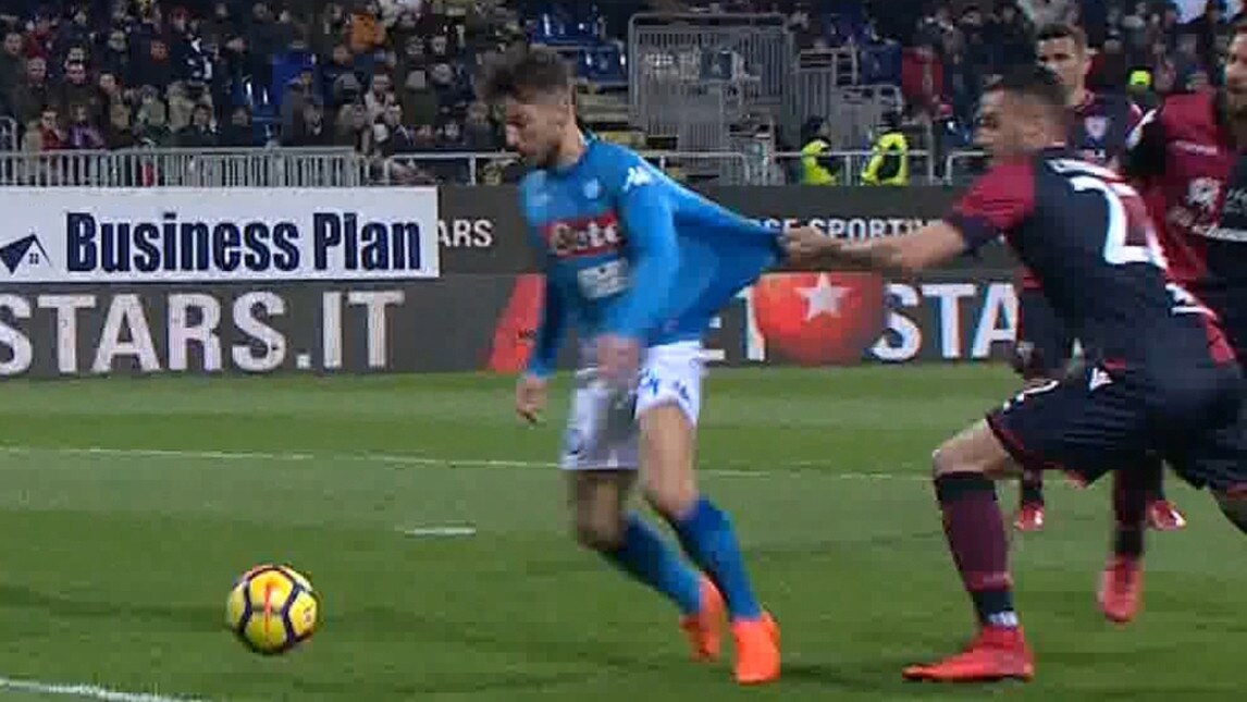 Napoli, Mertens trattenuto in area: è rigore ma l'arbitro non fischia