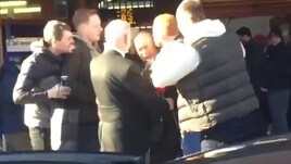 Il ct dell'Inghilterra circondato da tifosi ubriachi