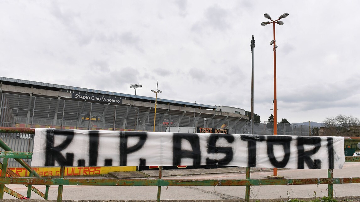 A Benevento uno striscione per Astori. Gli stadi vuoti della serie A e della serie B