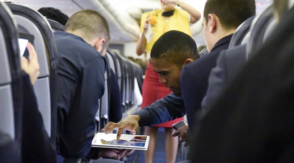 Juventus, Higuain e Douglas Costa si rilassano con l'iPad prima del Tottenham