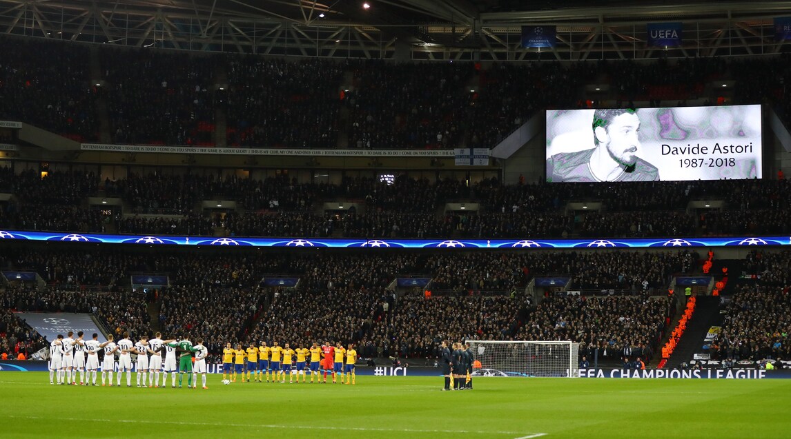 La Champions "abbraccia" Astori: le immagini di Londra e Manchester