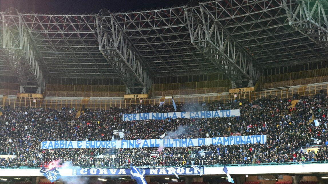 Napoli, il San Paolo dedica striscioni a Sarri e allo scudetto
