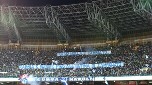 Napoli, il San Paolo dedica striscioni a Sarri e allo scudetto