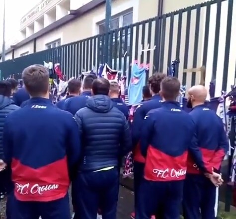 Crotone, la squadra rende omaggio ad Astori