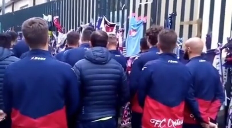Crotone, la squadra rende omaggio ad Astori