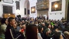 A Napoli una chiesa come il San Paolo: ecco il coro del parroco...
