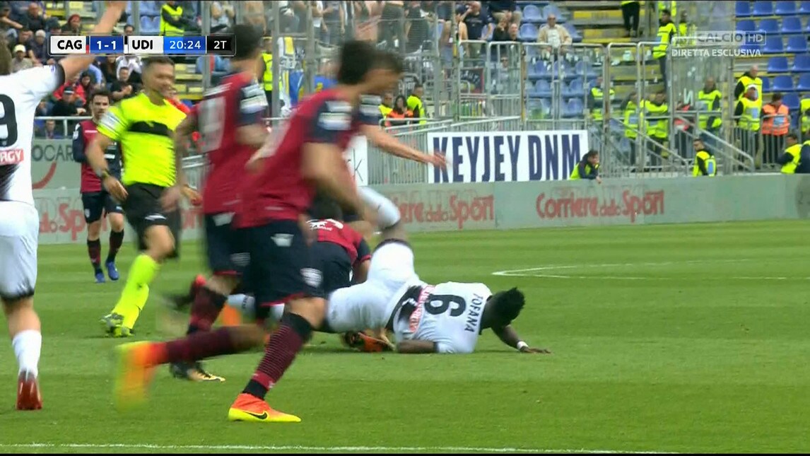 Cagliari-Udinese, Giacomelli scivola e cade