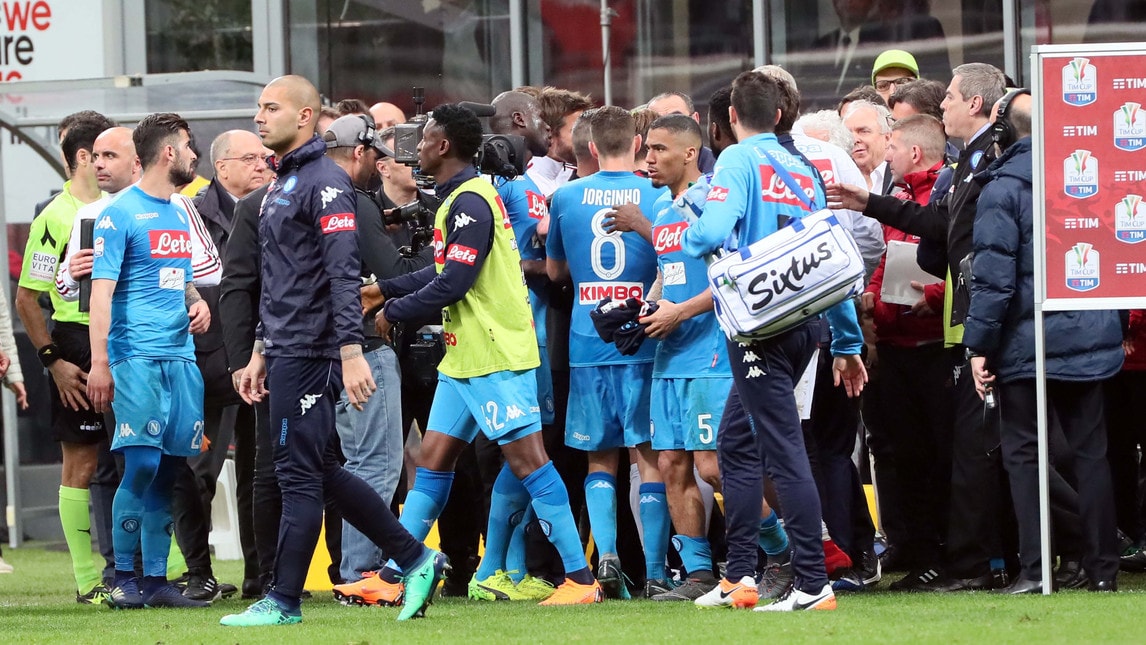 Milan-Napoli, nervi tesi a fine partita