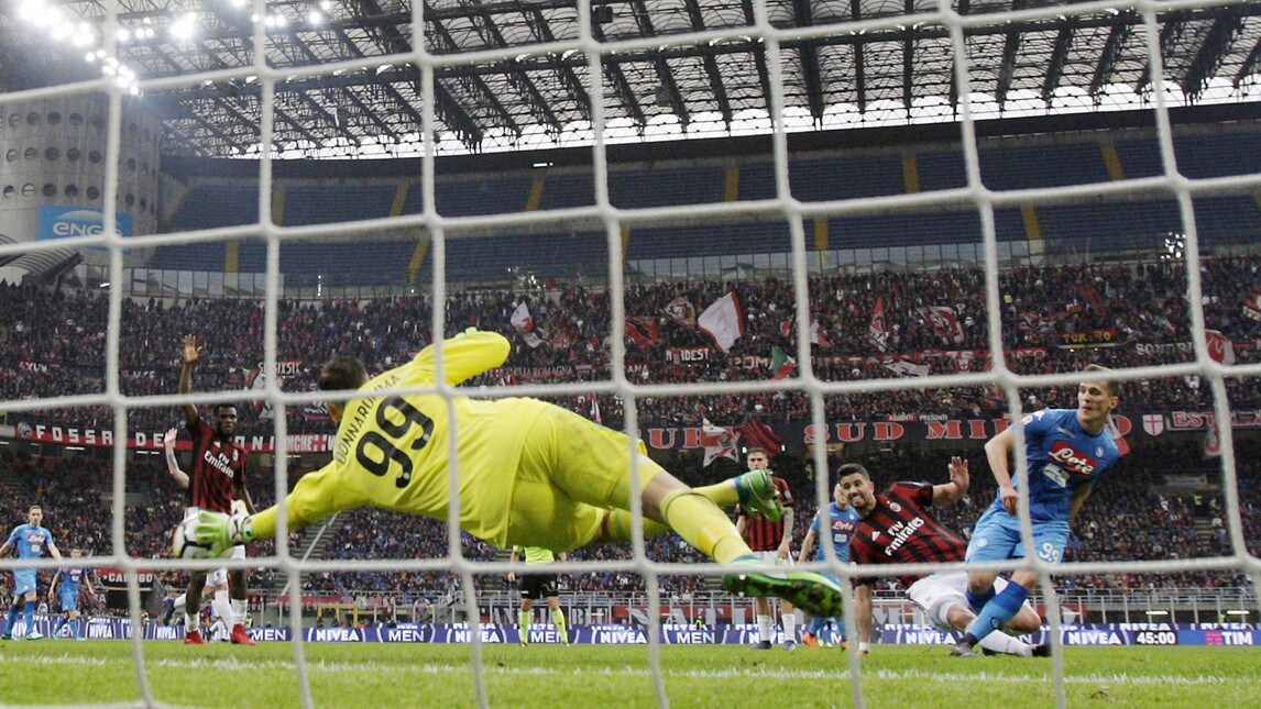 Milan-Napoli, la parata di Donnarumma su Milik