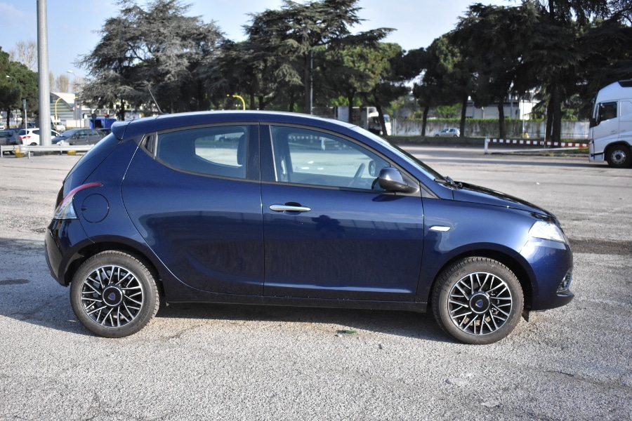 Prova comparata: Peugeot 208 Black Line VS Lancia Y