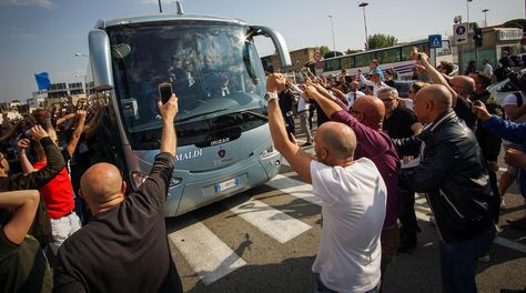 Napoli, una marea azzurra accompagna la squadra in aeroporto