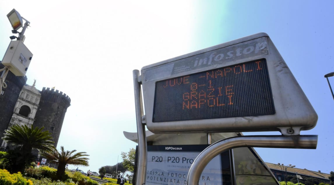 «Juve-Napoli 0-1, Grazie Napoli» è la scritta che compare stamattina su tutte le paline Anm, dove di solito compaiono gli orari degli autobus