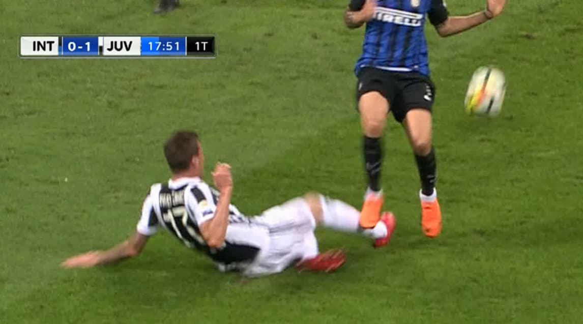 Inter-Juventus, fallo su Mandzukic: rosso per Vecino