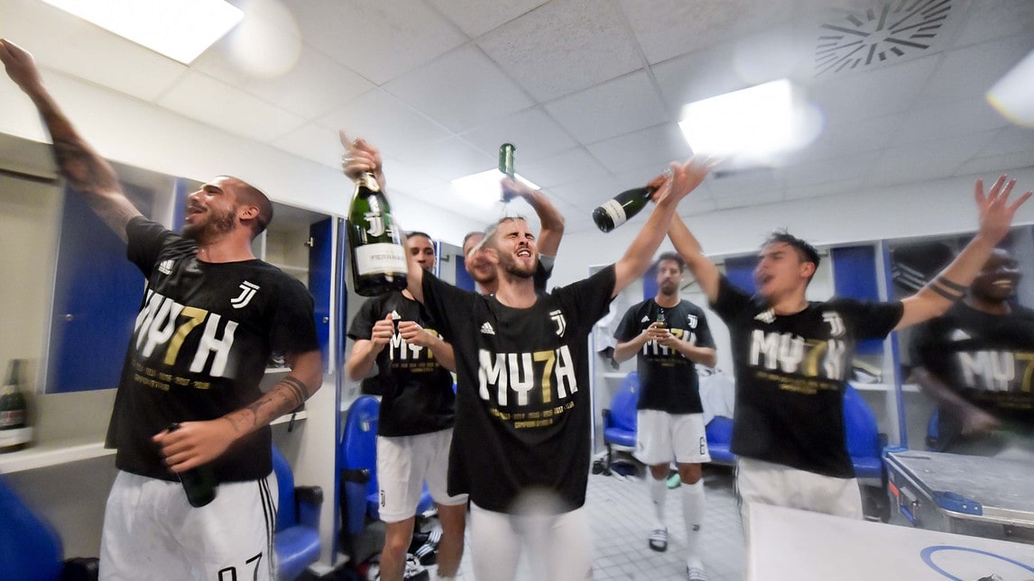 Scudetto Juventus, la festa dei giocatori negli spogliatoi dell'Olimpico