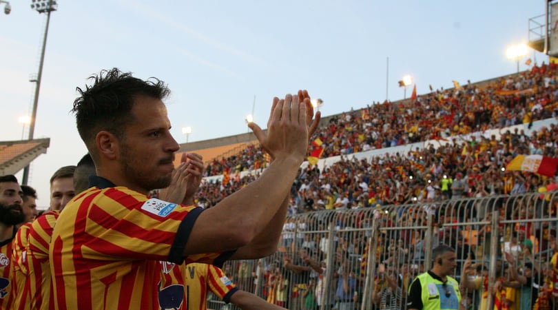 Piange per il Lecce promosso in B, la moglie lo picchia