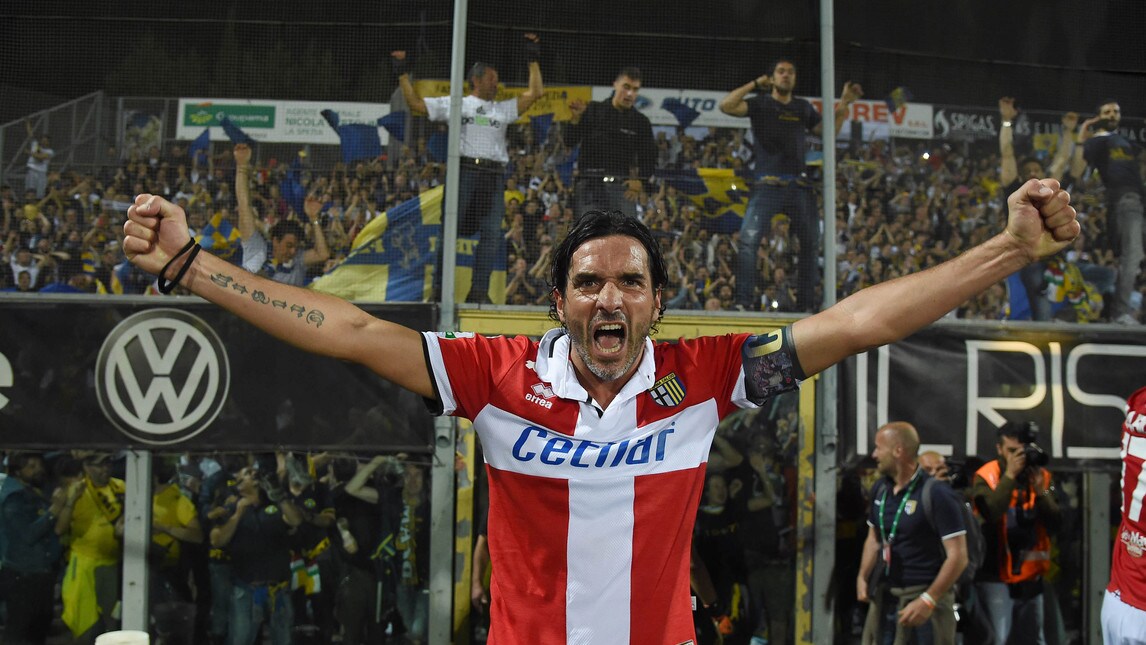 Il Parma torna in Serie A: la festa in campo