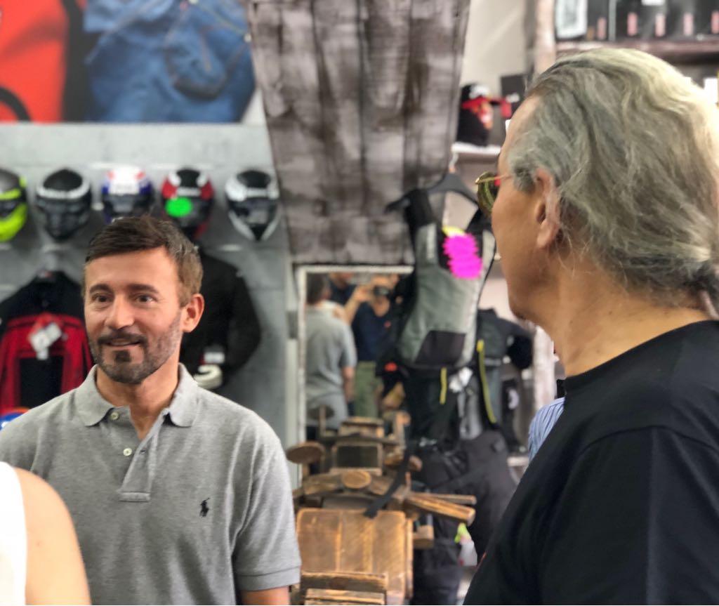 Max Biaggi svela il suo Suomy replica da Motomaniak