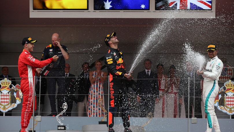 F1, Vettel scala la classifica ma Hamilton favorito numero uno per il titolo