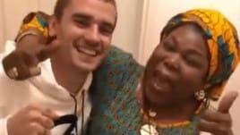 Pogba presenta la mamma a... Griezmann