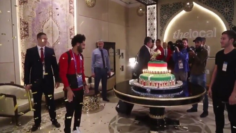 Mondiali, Salah si consola con una torta da 100 kg