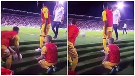 Frosinone, i giocatori tirano i palloni in campo