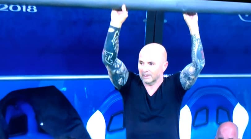 «Sampaoli un trasandato: in panchina con tatuaggi e maglietta»