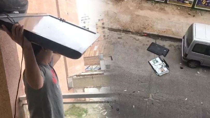 Follia in Argentina: un tifoso lancia in strada la tv