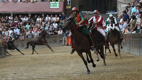 Palio di Siena, un minuto di silenzio per Genova