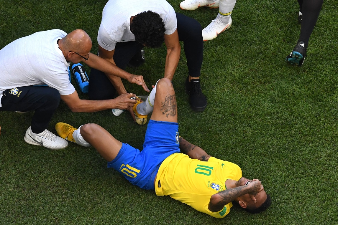 Neymerola, la sceneggiata fa infuriare anche Shearer e Schmeichel