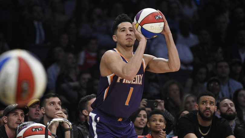 NBA, Devin Booker ko: sarà operato alla mano