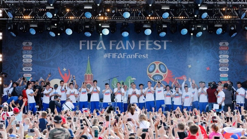 Migliaia di tifosi ringraziano la Russia
