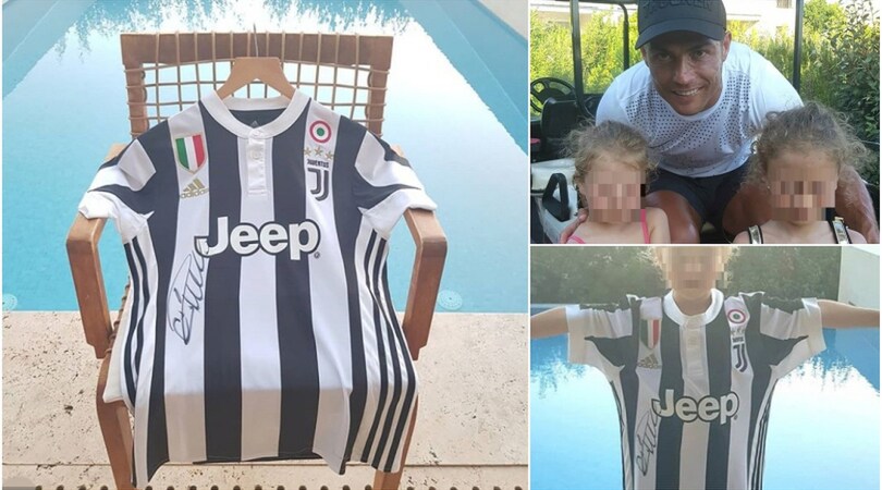 La prima maglia della Juventus autografata da Cristiano Ronaldo