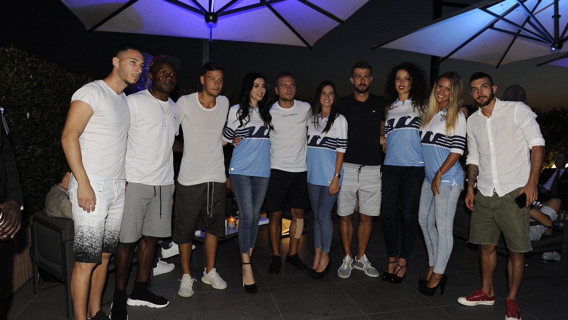 La Lazio svela le nuove maglie e abbraccia i suoi tifosi