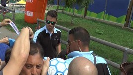 Napoli, Lorenzo Insigne sommerso dai tifosi a Dimaro