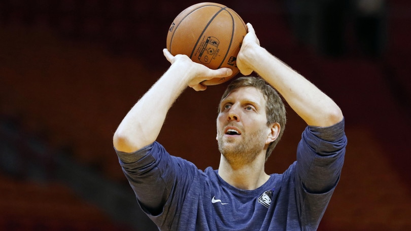 NBA, Dirk Nowitzki resta ai Mavericks