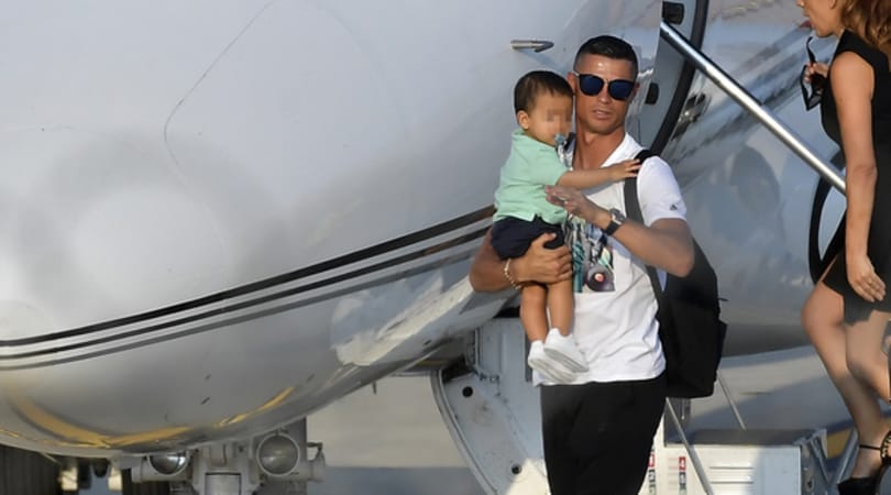 Juve, primo allenamento di Cristiano Ronaldo: 200 tifosi e incrocio con Higuain Juve, primo allenamento di Cristiano Ronaldo: 200 tifosi e incrocio con Higuain