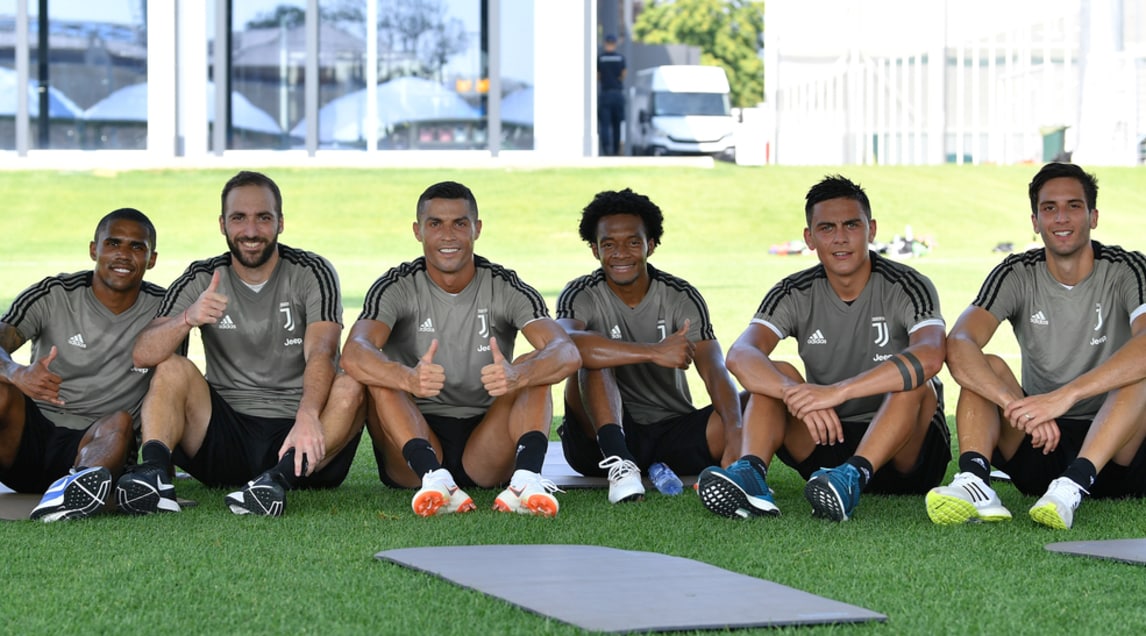 Juventus, Cristiano Ronaldo si allena alla Continassa: prime corse e tanti sorrisi